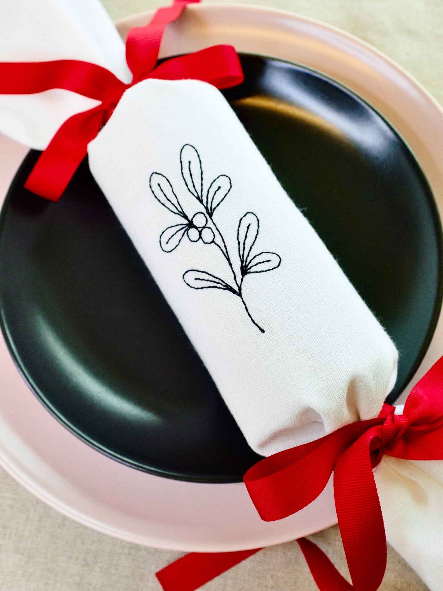 Mistletoe design reusable Christmas embroidered napkin cracker with red bows